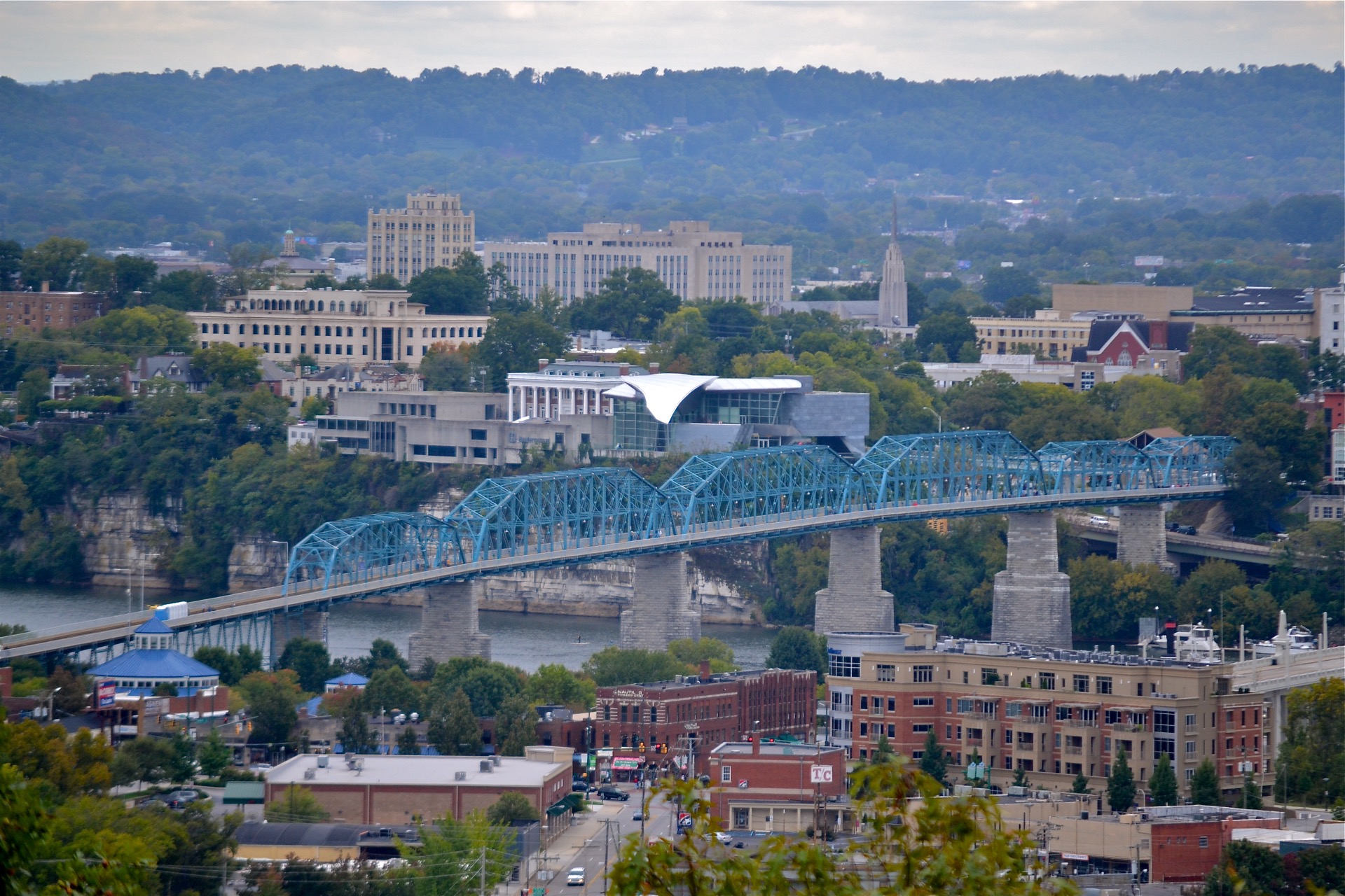 Chattanooga Tennessee skyline and river bridges